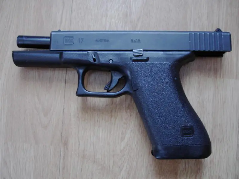 Mechanizm działania pistoletu Glock oparty na krótkim odrzucie lufy